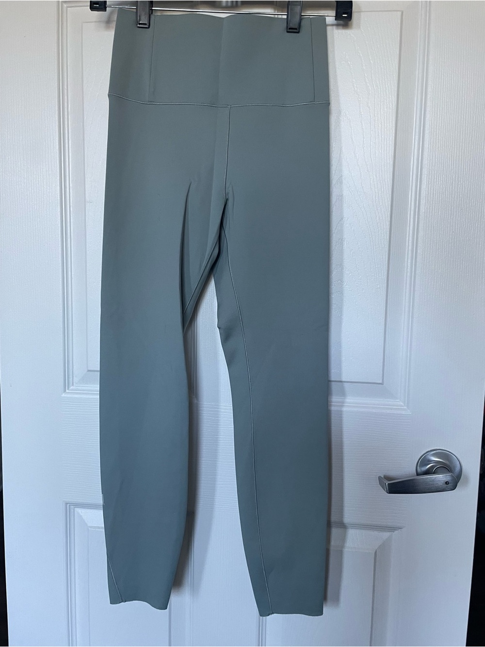 Vuori High-Rise Leggings in Sage
